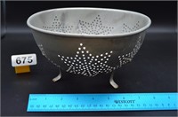 Vintage 3 leg star colander - classic