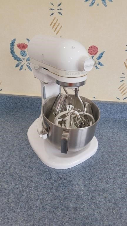 Kitchen aid mixer with attachments