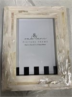 PICTURE FRAME FITS 5x7IN