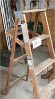 5 feet wooden step ladder,