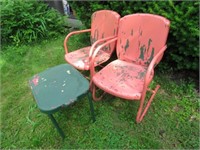 2 METAL SPRING CHAIRS AND TABLE