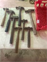 8 assorted hammers and tray
