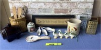 BOX LOT: COUNTRY THEMED HOME DÉCOR ITEMS -