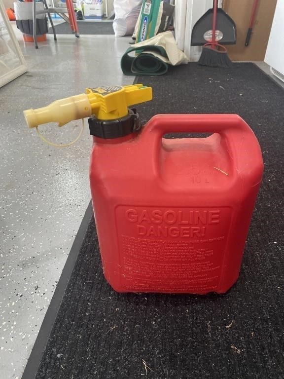 2.5 Gal Plastic Gas Can with fuel!