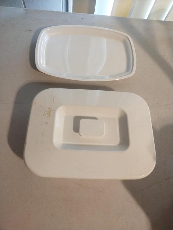 Plate and microwave dish with lid