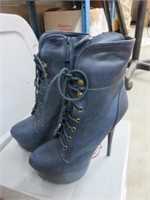 SIZE 10 NAVY BOOTS