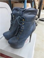 SIZE 8 NAVY BOOTS