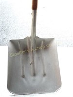 Long handled scoop shovel