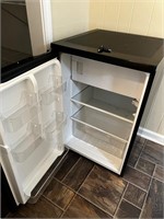 Frigidaire fridge w keys untested