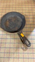 Cast iron skillet no name with heat ring