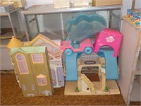 Plasitc doll houses