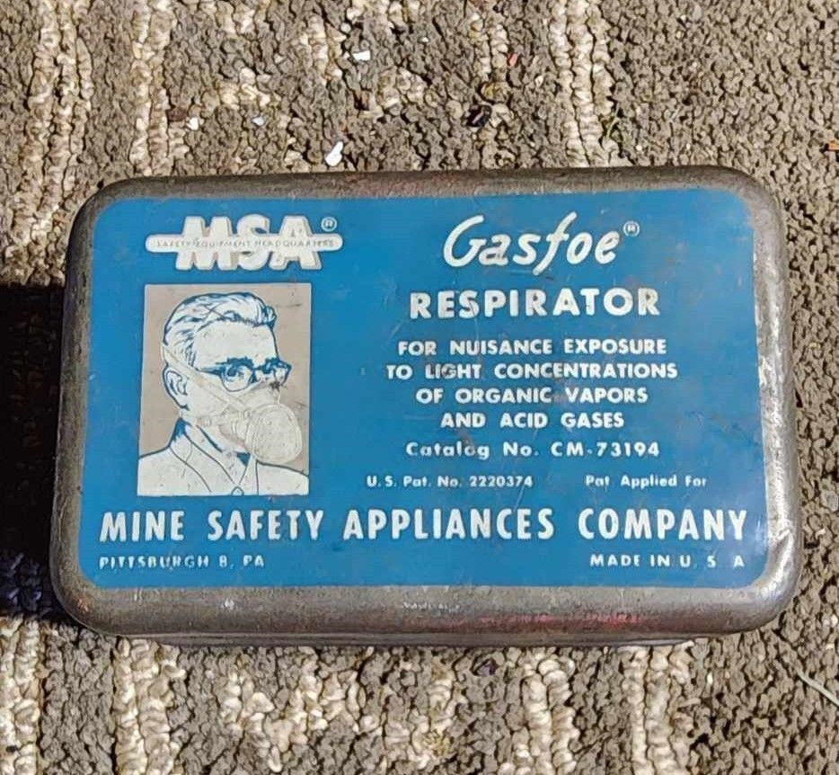 Vintage gasfoe respirator w/container