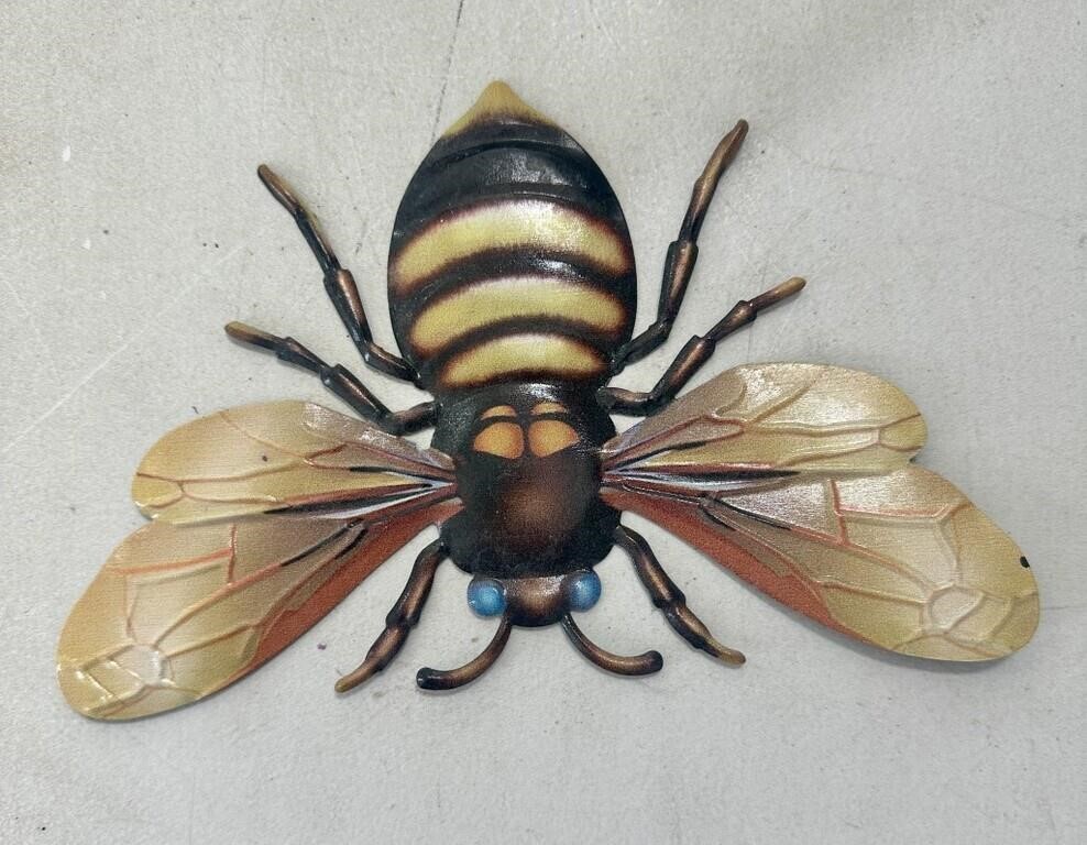 Bee wall hanger