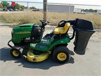 John Deere L100 5-speed riding lawn mower with
