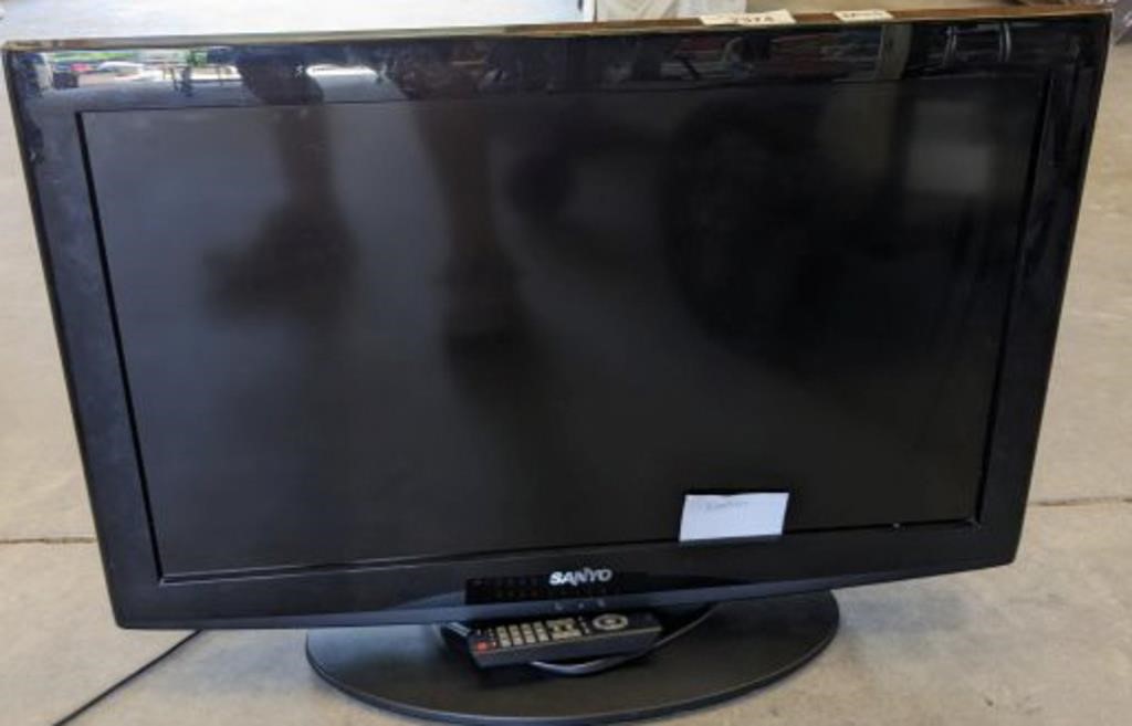 SANYO 32IN TV ON STAND W/ REMOTE
