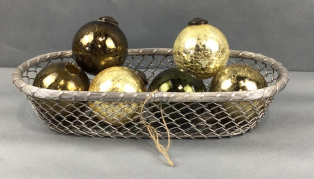 Metal basket with 6 decorative balls