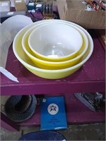 Set of 3 pyrex mixing bowls.  Large bowl has a