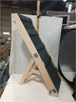NEW Pet Wooden Adjustable Stand/Ramp