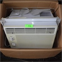 GOLDSTAR 5000 BTU WINDOW AIR CONDITIONER (WORKS)>