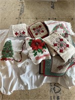 Various vintage Christmas towels, wash rags, rugs