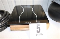 Leadzon Digital Scales (Corner Chipped)