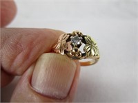 10K Gold Vintage Ring w/Diamond & Leaf Accents