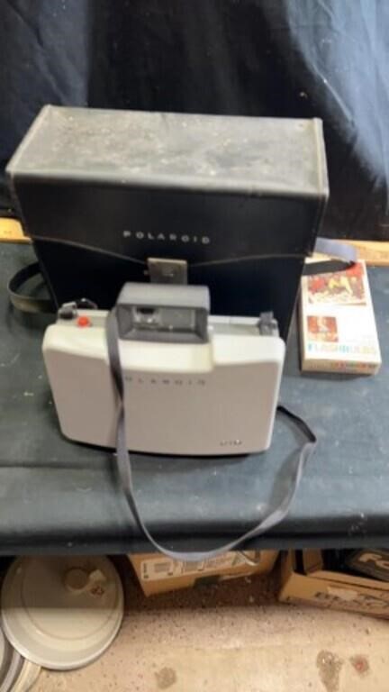Polaroid 210 camera w/case & flashbulbs