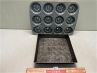 LOT OF BAKING PANS