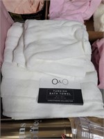 New Olivia and Oliver bath towel and hand towel