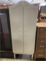 Newer Metal Storage Cabinet W/Drawers.