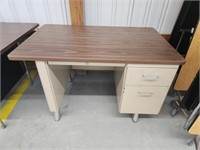 Metal frame office desk, 30x40x 29.5