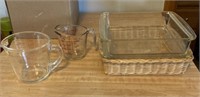 TWO PYREX GLASS BAKING SPLASHES AND MEASURING CUPS