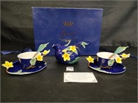 Sorelle Fine Porcelain Teapot & 2 Cups/Saucers