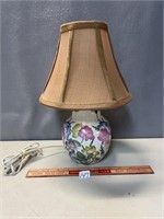 PRETTY ORIENTAL PORCELAIN ACCENT LAMP