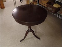 Round Accent Table w/repaired leg