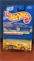 Treasure hunt  Hot wheel New on card