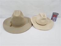 2 chapeaux de cow-boy dont John B. Stetson