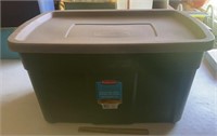 RUBBERMAID TOTE W/LID