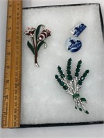 Brooches (4)