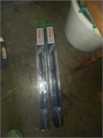 Pair of 28 windshield wiper blades