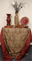 Luxurious red and gold table decor