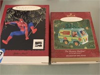 2 PC SPIDERMAN & THE MYSTERY MACHINE ORNAMENTS