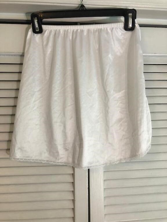 VINTAGE NIGHTGOWNS, HOUSECOATS, SLIPS, & MORE - ENDS 6/3/24