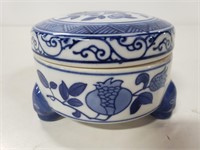 Ceramic trinket box with trinkets