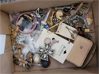 TRAY OF ASSORTED COSTUME JEWELRY