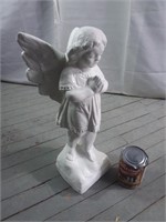 Statue d'un angelot ailé genre plâtre