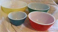 Pyrex mixing bowl set of 4 great color
