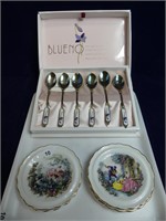 BLUENO 6 COLLECTOR SPOONS AND 4 CHINA PLATES