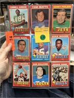 LOT OF 1971 TOPPS FOOTBALL CARDS