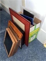 ASSORTMENT OF WALL HANGING PICTURE FRAMES OF